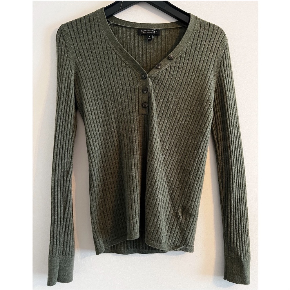 Banana Republic green long sleeve